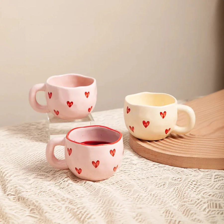Eleganter Liebesherz-Becher für Paare, die gemütlichen Kaffee genießen möchten
